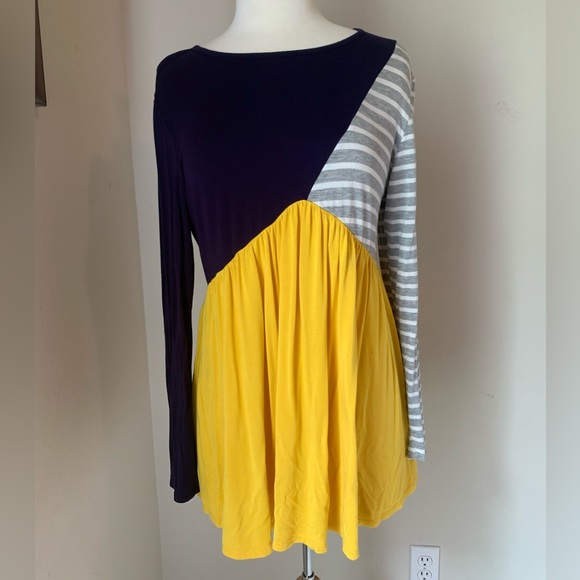 Color Spliced Tunic - Picture 2 of 7